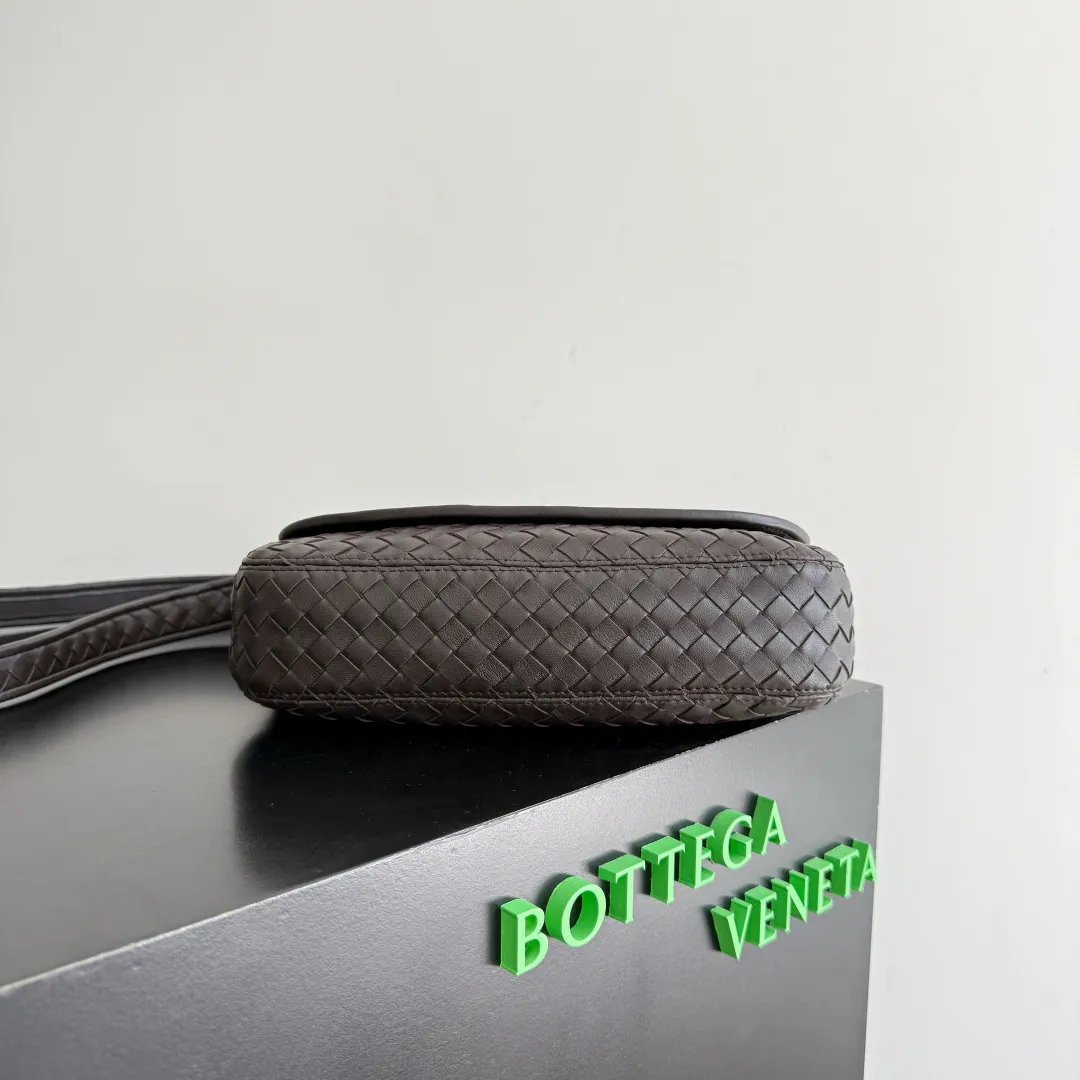 Batch 2020 BOTTEGA VENETA2025 new Veneto flip back bag has been changed from the previous zipper style to a flip design, which is safe, convenient and fashionable. The suction buckle style is also more popular among boys and girls❤️but the zipper compartment is still retained inside. It is not only comfortable, but also elegant and calm, and looks more casual. It is suitable for matching with all kinds of business and casual clothes 😊 to add casual sexiness and make the outfit more complete. The weaving process looks more old-money and retro, and it also has piping processing. Suitable for daily scenes such as shopping and commuting, comfortable and stylish! 💼 Style number: 843836 Color: black brown Size: 26*18.5*5cm